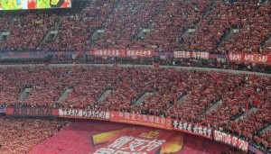 这氛围绝了！球迷满场营造火爆氛围，放眼望去一片红！加油国足！