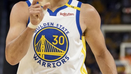 拉塞尔：库里总带着我不靠裁判打球的心态比赛，我对他充满敬意