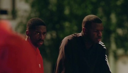 乐鱼APP下载-登贝莱与阿迪达斯合作拍摄宣传片，与少年一起踢球